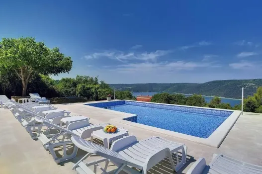 Apartments Villa Mytilus - Trget Raša, Croatia