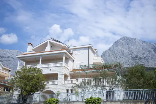 Apartments LOBORA Promajna, Croatia