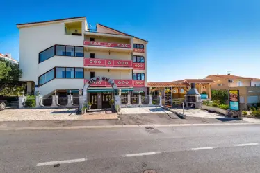 Ferienwohnungen Villa Omra Pag - Novalja, Kroatien