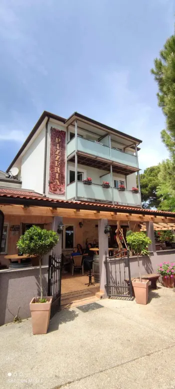 Rom Laco Novigrad, Kroatia