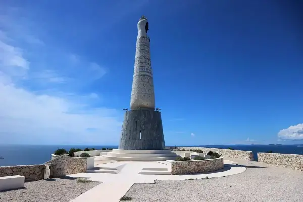 Turistične znamenitosti in zanimivosti v mestu Gospa iz Loreta - razgledna točka - Primošten