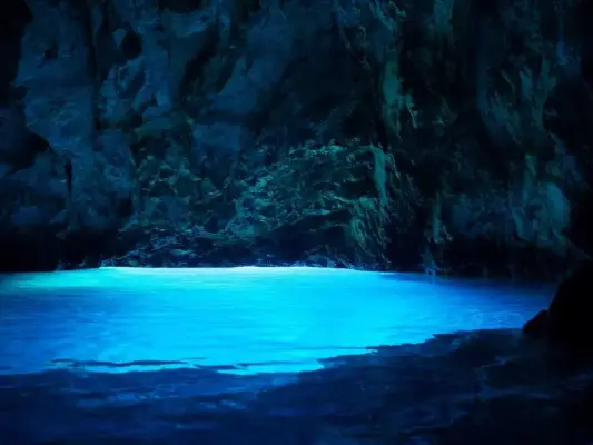 Turistične znamenitosti in zanimivosti v mestu Modra jama - Vis - Komiža